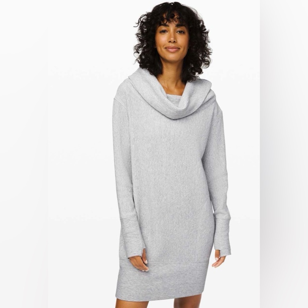 Lululemon Along the Way Dress
Heathered Core Ultra Light Grey small